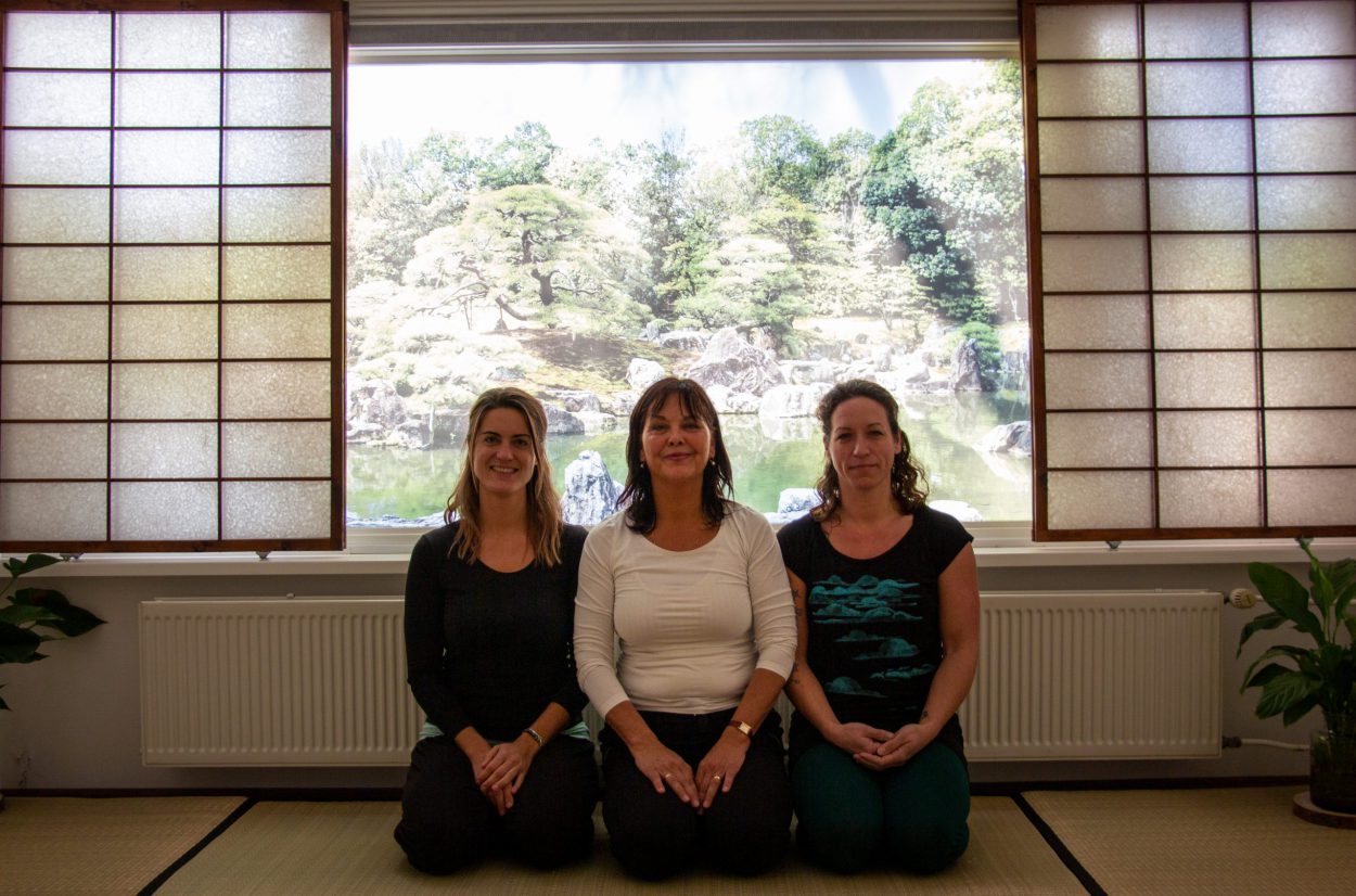 DO-IN docent Lydia van Rangelrooij met haar leraar Anushka Hofman in dojo Shimai